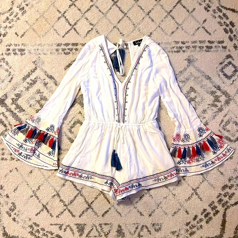 LIKE NEW LULUS WHITE ROMPER BELL SLEEVE EMBROIDERED TASSEL OPEN BACK SIZE LARGE